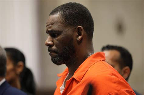 R Kelly found guilty of sexually abusing and urinating。